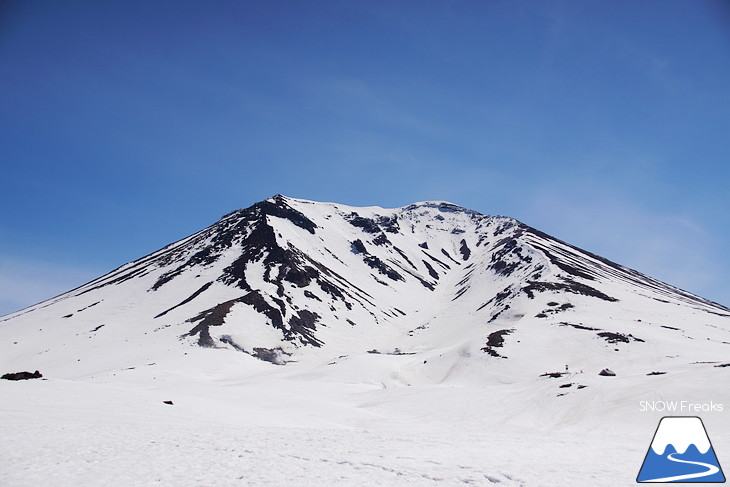 大雪山旭岳ロープウェイスキー場 残雪の北海道最高峰に今季最後のシュプールを…。